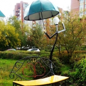 Человек-фонарь и лавочка для влюбленных украсили площадь ачинского железнодорожного вокзала