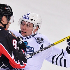 Российский хоккеист напился и избил жену одноклубника на корпоративе