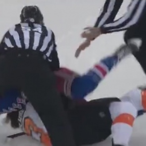 Российский хоккеист подрался на первой минуте матча НХЛ