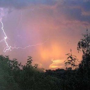 На Ачинск надвигаются грозы, град и порывистый ветер