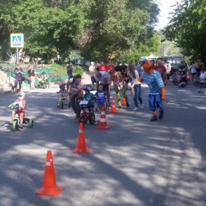 В Ачинске инспекторы ГИБДД приняли участие в беговелогонках