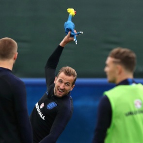 Футболистов сборной Англии застали с резиновой курицей