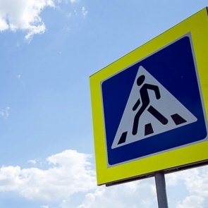 По инициативе Госавтоинспекции в Ачинске на регулируемых пешеходных переходах установлены ограждения для пешеходов