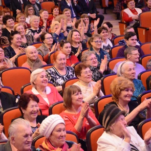 Поздравления на дому, праздничные концерты, музыкальные вечера, выставки и чаепития: Ачинск готовится ко Дню старшего поколения