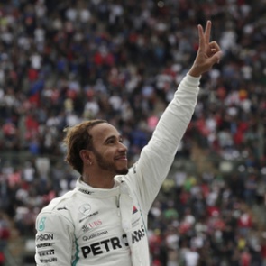 Хэмилтон стал пятикратным чемпионом «Формулы-1» и приблизился к Шумахеру