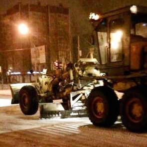 БОРЬБА СО СНЕГОМ: Всю ночь дорожники МУП «Ачинский транспорт» расчищали улицы города от снега