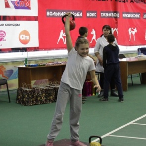 В Ачинске прошёл турнир по гиревому спорту памяти Юрия Черникова