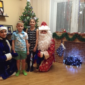 В Ачинске Полицейский Дед Мороз со Снегурочкой поздравили детей сотрудников ОВД с наступающим праздником