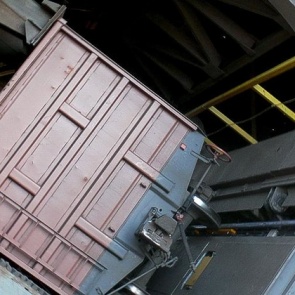 На АГК руду разгружают вручную на 35-ти градусном морозе. Есть опасность остановки производства