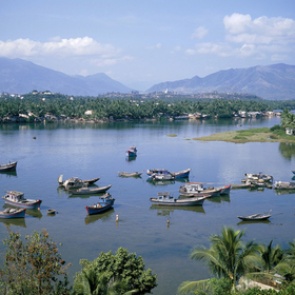 Лодка с двумя десятками туристов перевернулась в море