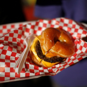 В рекламе фастфуда обнаружили опасную закономерность