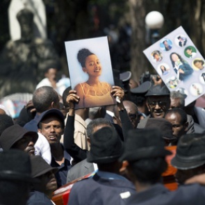 Родным жертв разбившегося в Эфиопии «Боинга» вместо тел выдали землю