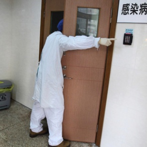 Женщина съела лепешку с клещами и чудом осталась в живых