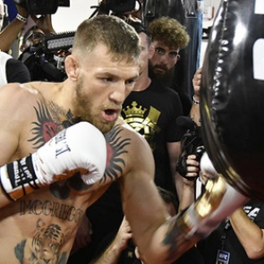 Макгрегор устроил драку в баре после слов о русских