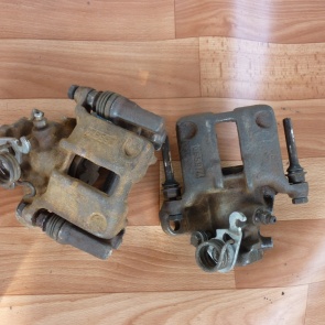 Саморегулирующийся задний тормозной суппорт с ручным тормозом (конструкция и работа)