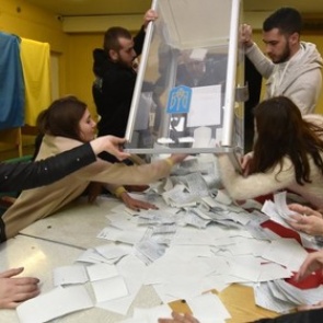 Подсчитана половина голосов на выборах президента Украины