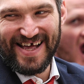 Овечкин спас партнера по сборной от летевшей ему в лицо шайбы