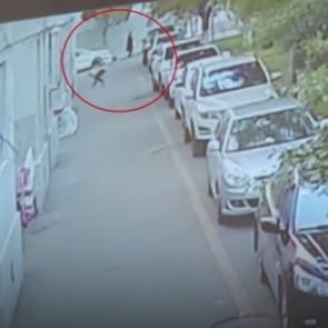 Прохожий поймал упавшего с пятого этажа ребенка