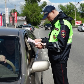 Дорожные полицейские осуществляют контроль за безопасностью на дорогах в сельской местности