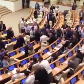 Грузинские депутаты устроили драку из-за требований оппозиции