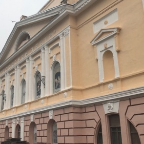 Здание ачинского драмтеатра преображается на глазах