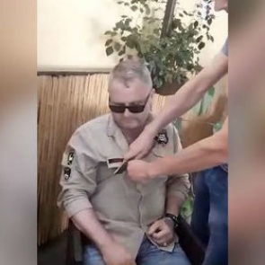 Украинские радикалы изрезали мужчине одежду из-за российской символики