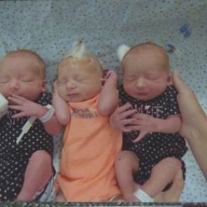 Женщина узнала о беременности во время схваток и родила тройню