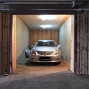 Почему нельзя хранить мокрую машину в гараже или крытом паркинге?