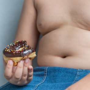 Мать до смерти закормила страдающего ожирением ребенка