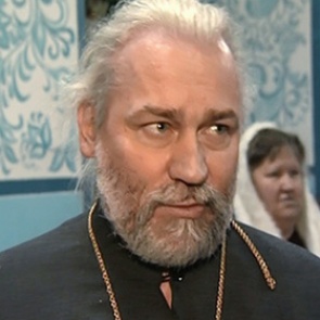 Обвиненному в изнасилованиях российскому священнику запретили служить