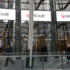 Десятки тысяч сотрудников банков остались без работы