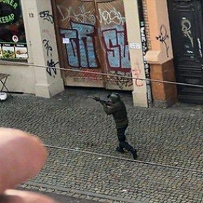 Опубликованы кадры с расстрелявшим людей у синагоги в Германии