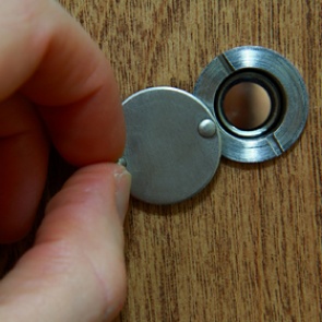 Раскрыта неожиданная опасность дверных глазков