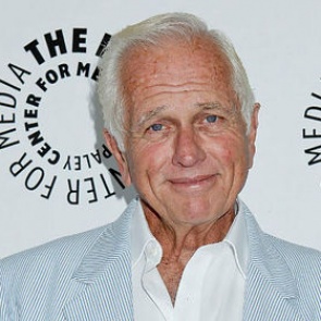 Сын сыгравшего Тарзана актера убил мать и был застрелен