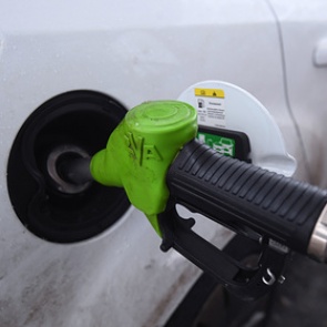 Владельцев АЗС в России возмутила идея борьбы с недоливом