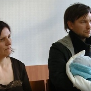 У семьи россиян забрали 9-летнюю девочку весом 7 килограммов