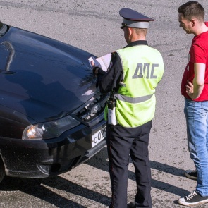 Новая ловушка для автомобилистов: инспектор тормозит под камерой