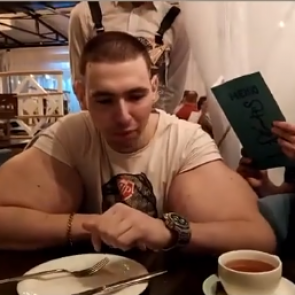 Кирилла Терешина заметили с «руками-базуками» после удаления «рук-базук»