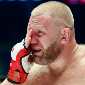 Российский боец через боль продолжил поединок и был нокаутирован