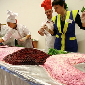 Россиян предупредили о размножающихся в новогодних салатах микробах