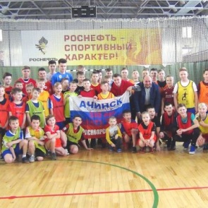 Прославленный ачинский футболист Иван Игнатьев поделился опытом с подрастающим поколением спортсменов