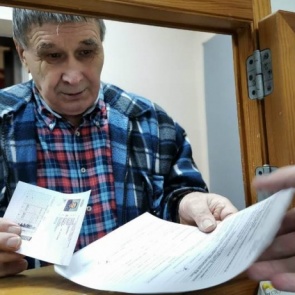 Первый инспектор Енисейска получил 5-е водительское удостоверение и рассказал, как сдавали экзамены раньше