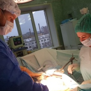 В краевой больнице врачи удалили у пациента 6-килограммовый жировик. Удивились даже врачи!