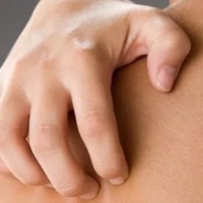 Откуда берутся расчесы на коже и как их лечить?