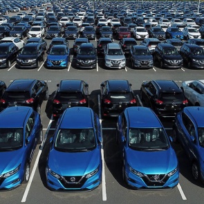 Nissan сокращает выпуск машин в России