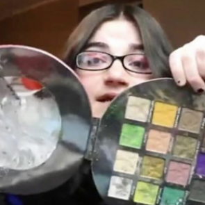 Бьюти-блогерша побила двухлетнюю дочь за испорченную косметику