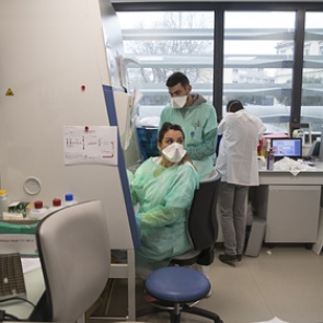 Французский депутат попал в больницу с коронавирусом