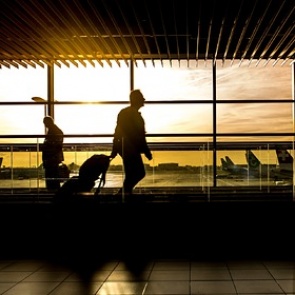 Застрявшим за границей россиянам предложили дать отсрочку по кредитам