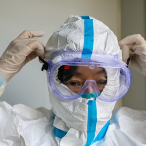 Вирусолог из Китая призвал забыть о скором завершении пандемии в Европе