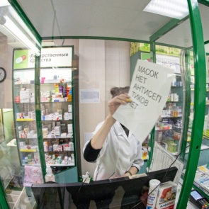 В России начали шить многоразовые маски. По аптекам их распределит правительство